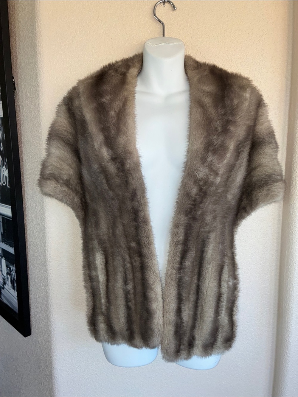 Plymouth Furs Women's OS, Mink Fur Stole Cape, Taupe Brown Grey. Pristine! - Picture 4 of 16